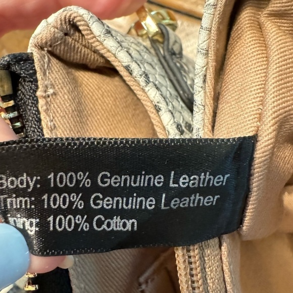 GILI leather snake print crossbody bag or clutch. Gray/white gold trim zip top - Picture 9 of 12